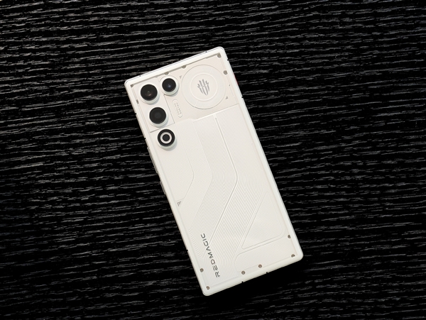 行业唯一真全面屏Air！红魔11 Air真机图出炉：正面无开孔+透明背板