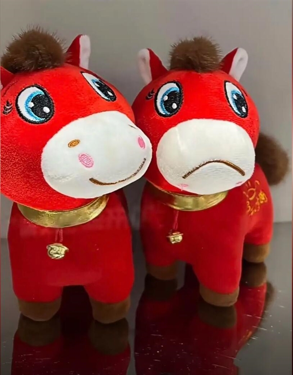 义乌产的“哭哭马”火了:委屈巴巴的表情戳中当代人