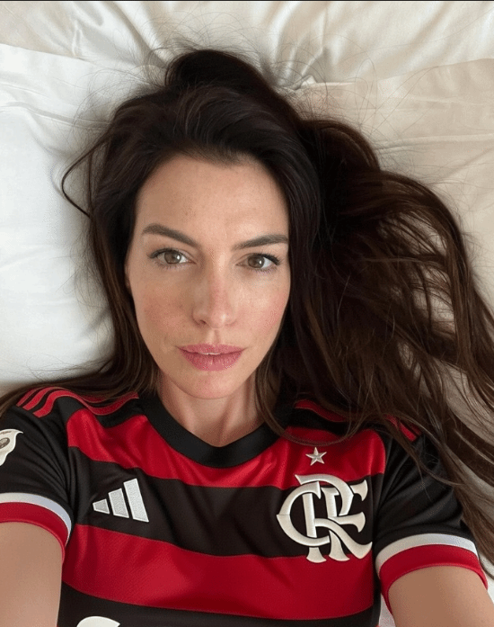 安妮海瑟薇推特自拍被玩坏！喊话Grok换NAVI队服、变猫女