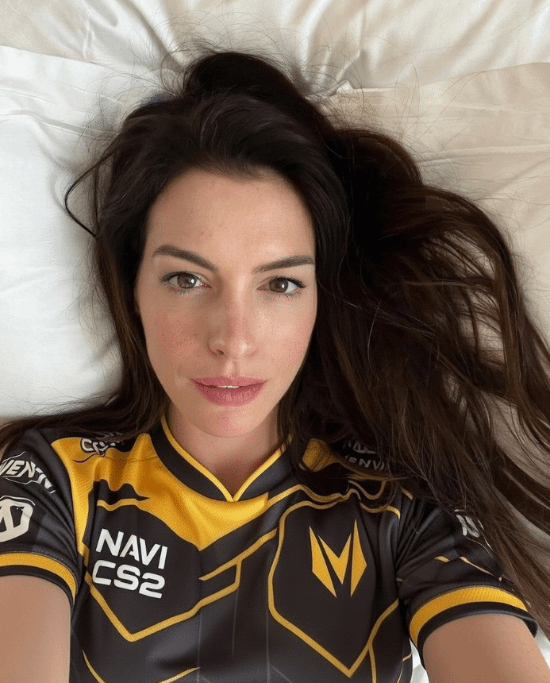 安妮海瑟薇推特自拍被玩坏！喊话Grok换NAVI队服、变猫女