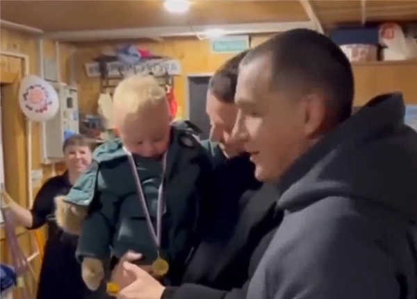 战斗民族日常！-30℃环境里俄罗斯男子把1岁儿子3次浸入冰水