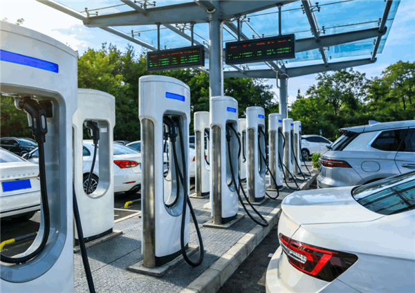 充电时车辆突然损坏 车主：4S店称充电桩电流过大 把车充坏了