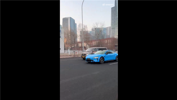 新一代SU7卡布里蓝实拍来了 颜值如何！雷军：新车已到最后阶段 将提前安排展车到店